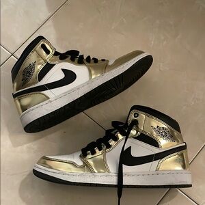 Jordan’s Sz 9 Metallic Gold